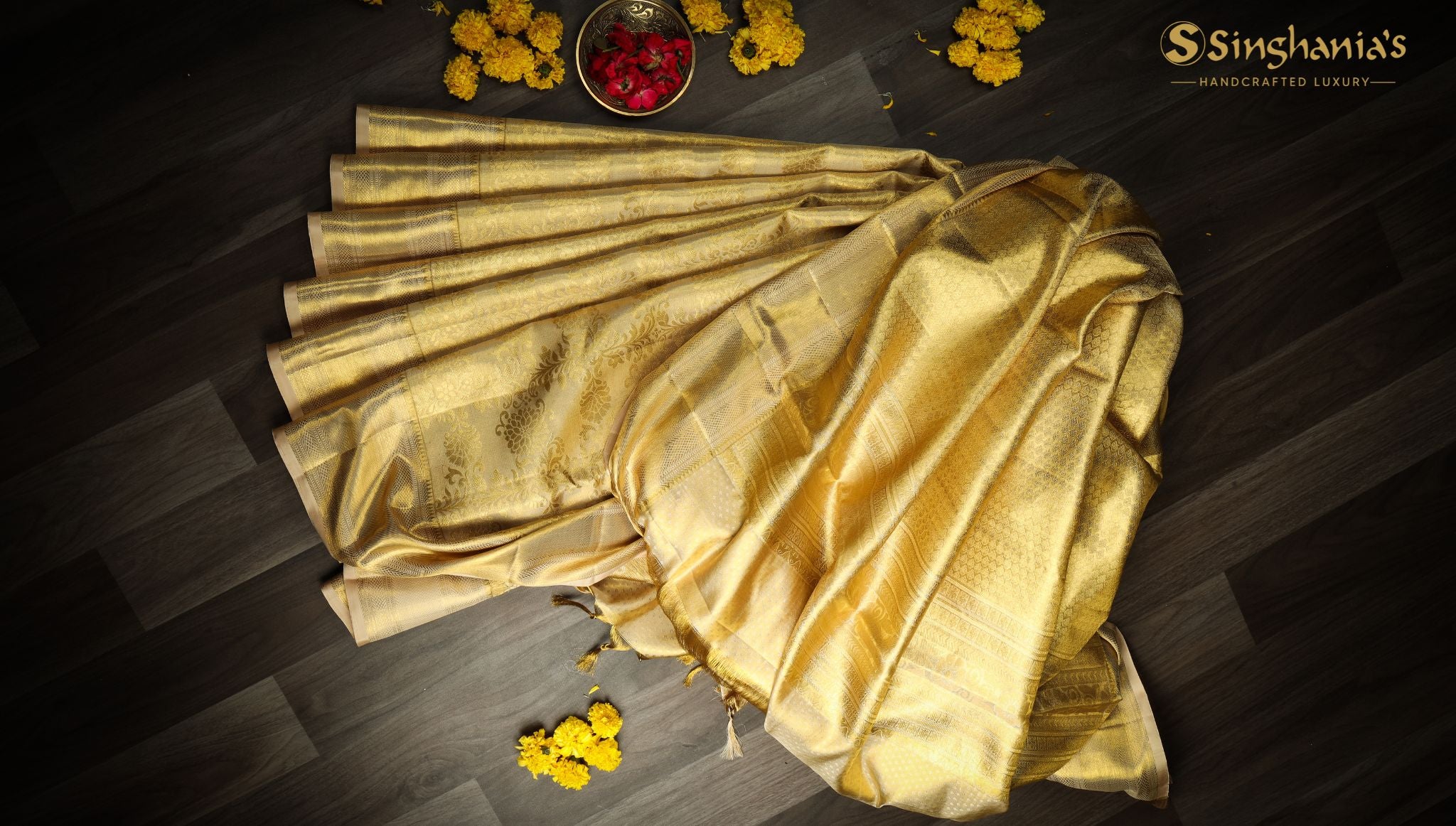 Handloom vs. Powerloom: Understanding the Difference in Saree Weaving