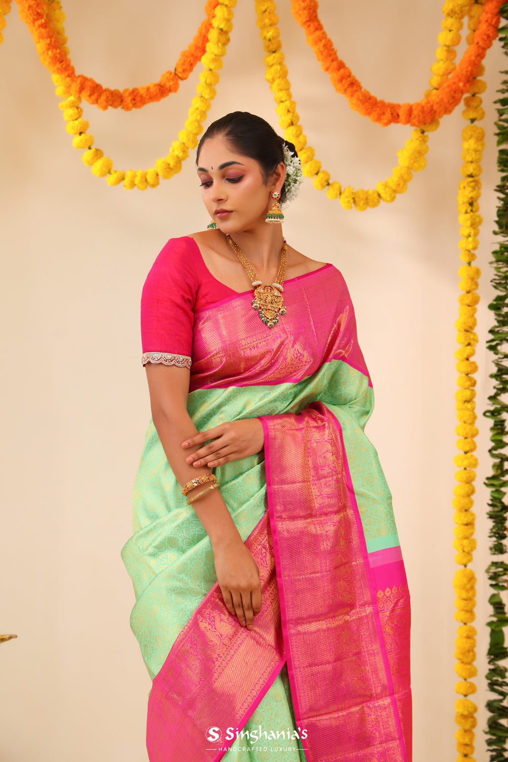 Mint Greeen Kanjivaram Silk Saree With Contrast Border