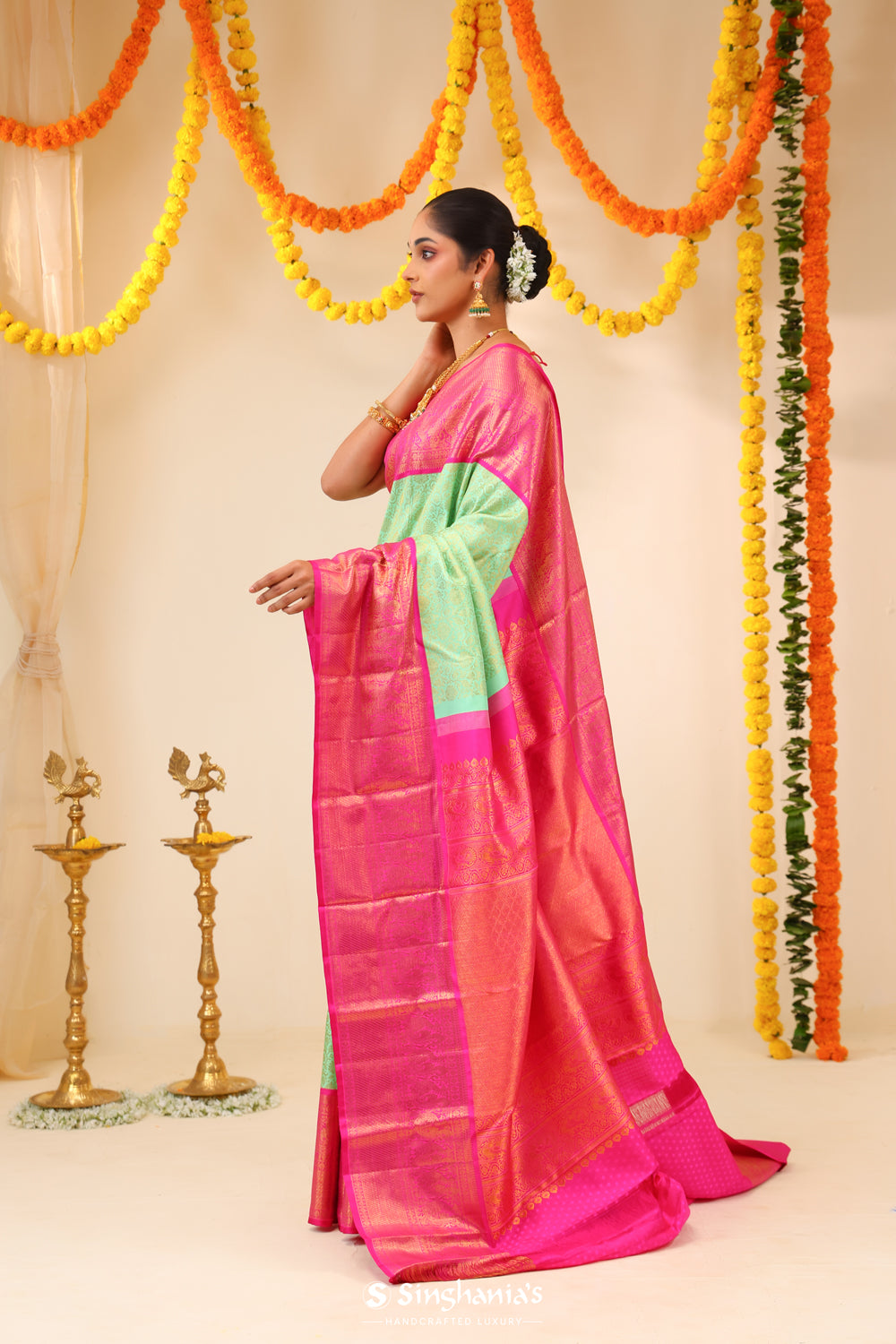 Mint Greeen Kanjivaram Silk Saree With Contrast Border