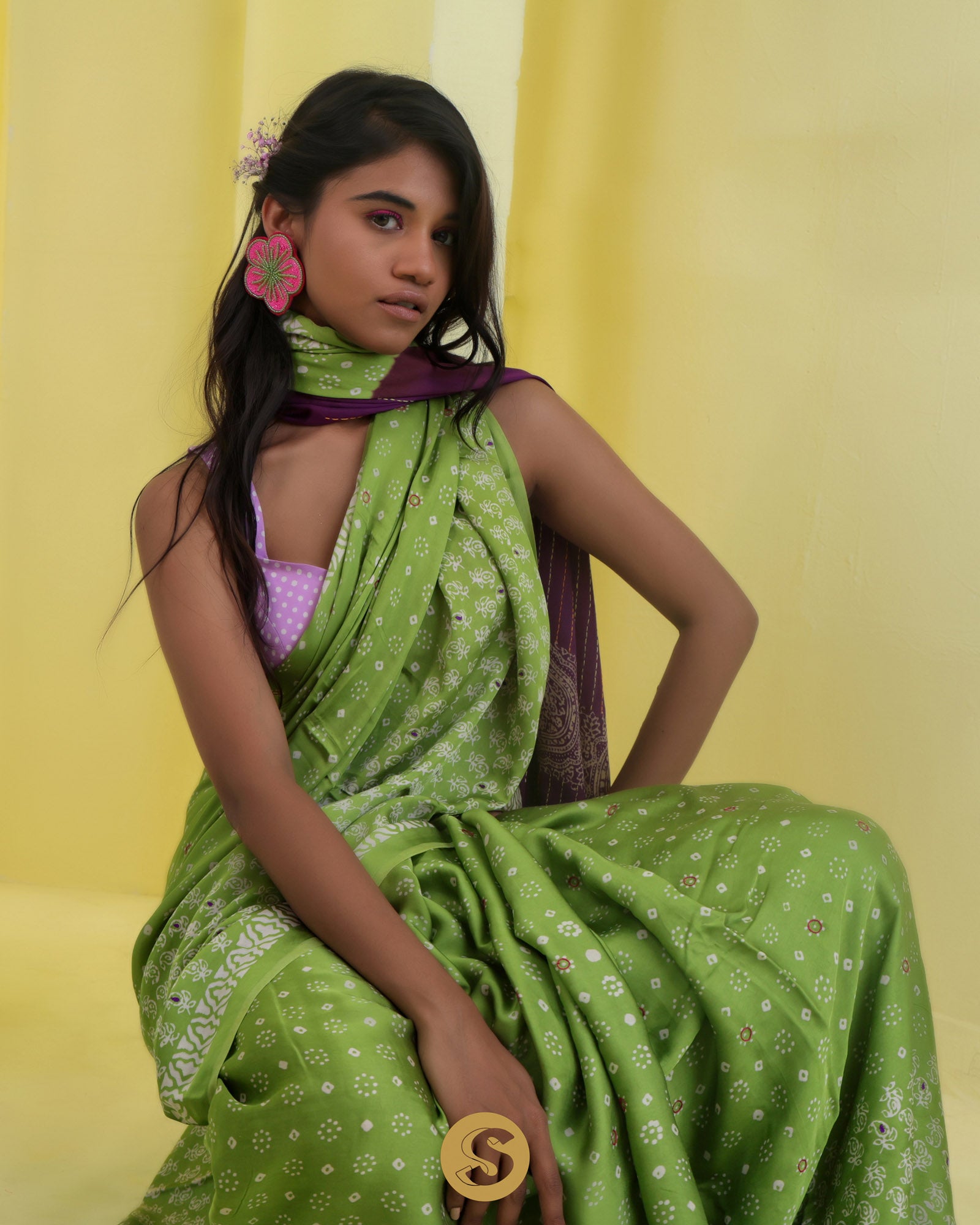 Crayola Yellow-Green Satin Printed Saree With Abstract Pattern