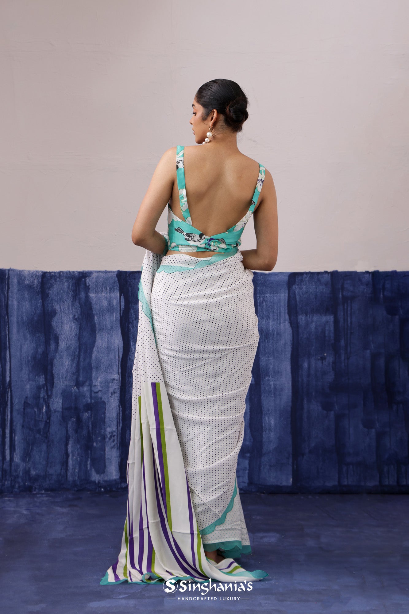 Harp White Printed Crepe Saree With Geometric Pattern