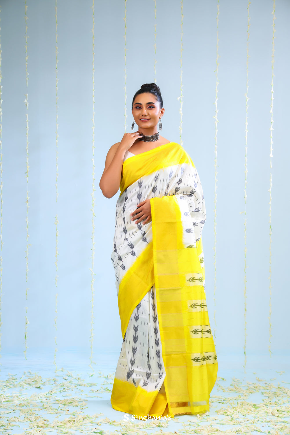 Cream White Ikkat Patola Silk Saree With Contrast Border