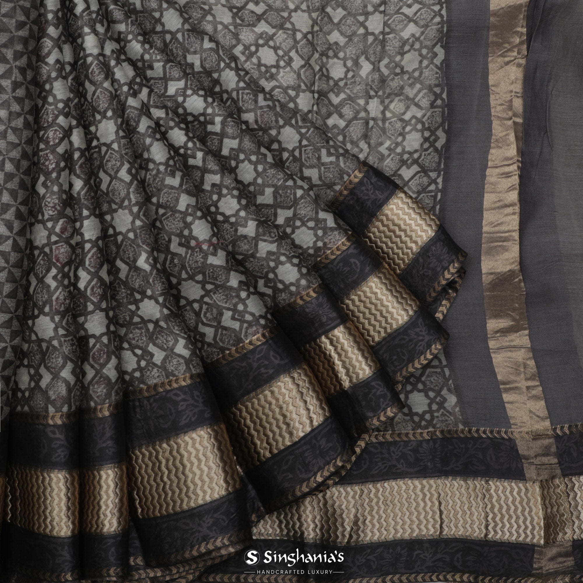 Pastel Grey-White Printed Maheshwari Saree With Geometrical Jaal Design