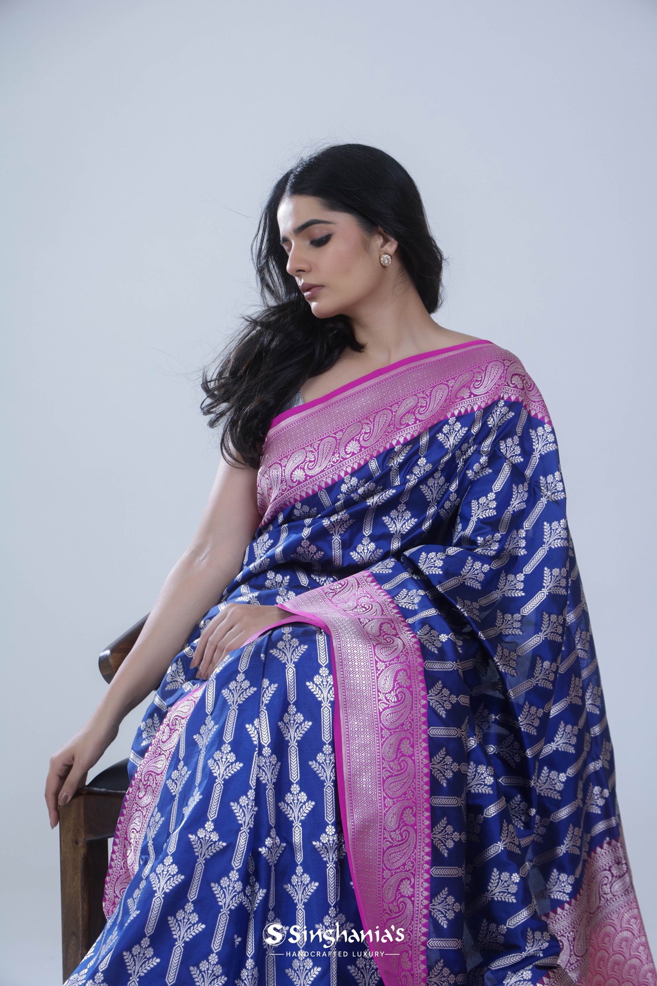 Dark Sapphire Blue Banarasi Silk Saree With Floral Stripes Weaving